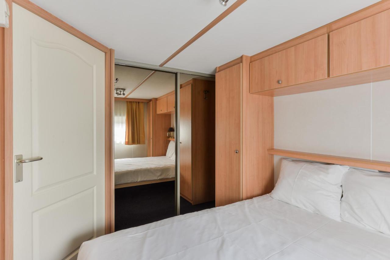 Вилла Chalet For 2 At The Beach Зандфорт Экстерьер фото